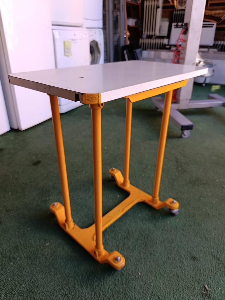 MESA AUXILIAR INDUSTRIAL CON RUEDAS AMARILLA - Imagen 3