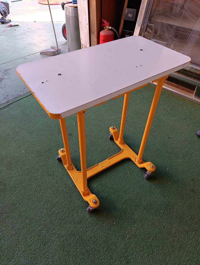 MESA AUXILIAR INDUSTRIAL CON RUEDAS AMARILLA - Imagen 4