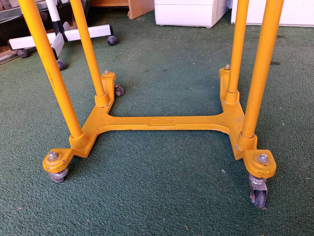 MESA AUXILIAR INDUSTRIAL CON RUEDAS AMARILLA - Imagen 6