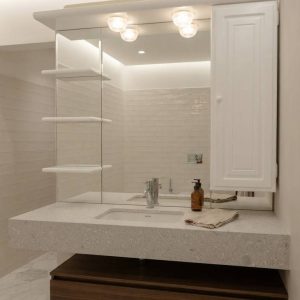 MUEBLE DE BAÑO CON ESPEJO, ARMARIO Y LUCES