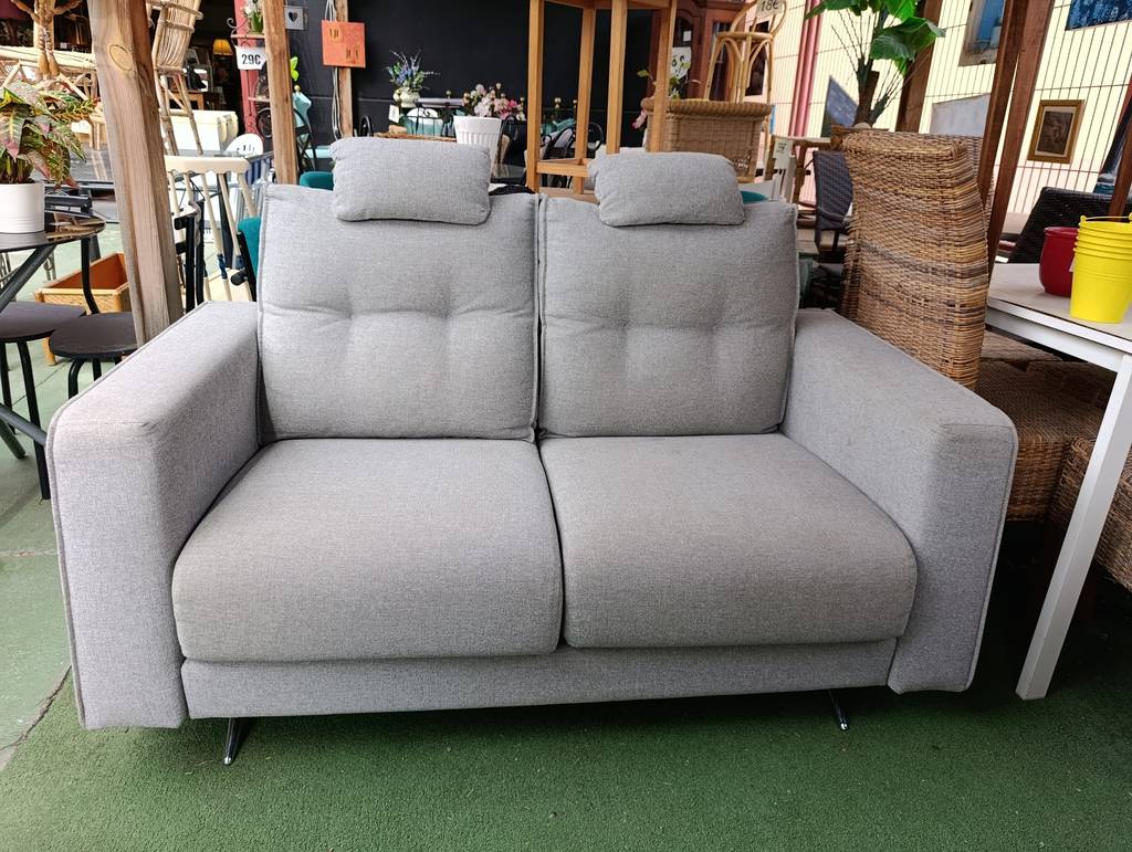 SOFÁ DE 2 PLAZAS GRIS CON REPOSACABEZAS - Imagen 2
