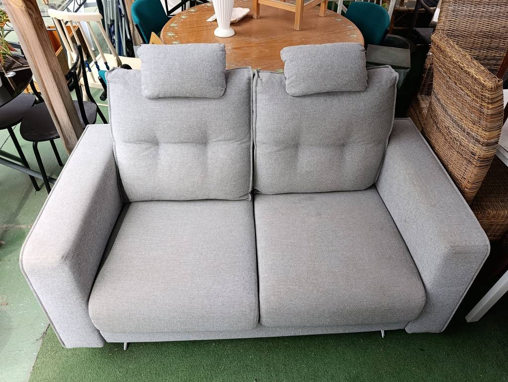 SOFÁ DE 2 PLAZAS GRIS CON REPOSACABEZAS - Imagen 3