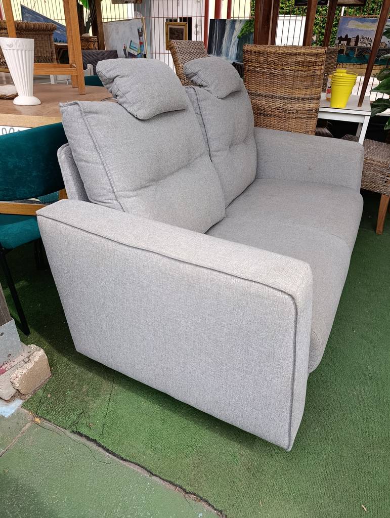 SOFÁ DE 2 PLAZAS GRIS CON REPOSACABEZAS - Imagen 4