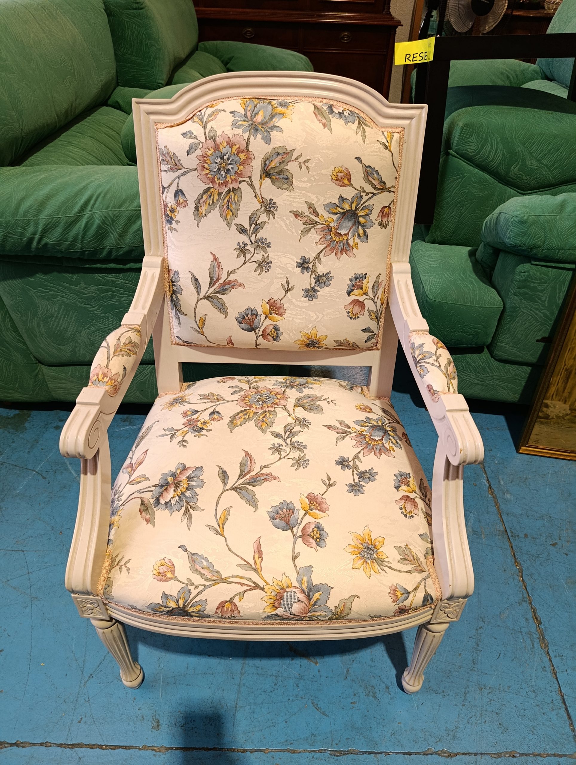 SILLÓN CLÁSICO TAPIZADO DE FLORES - Imagen 2