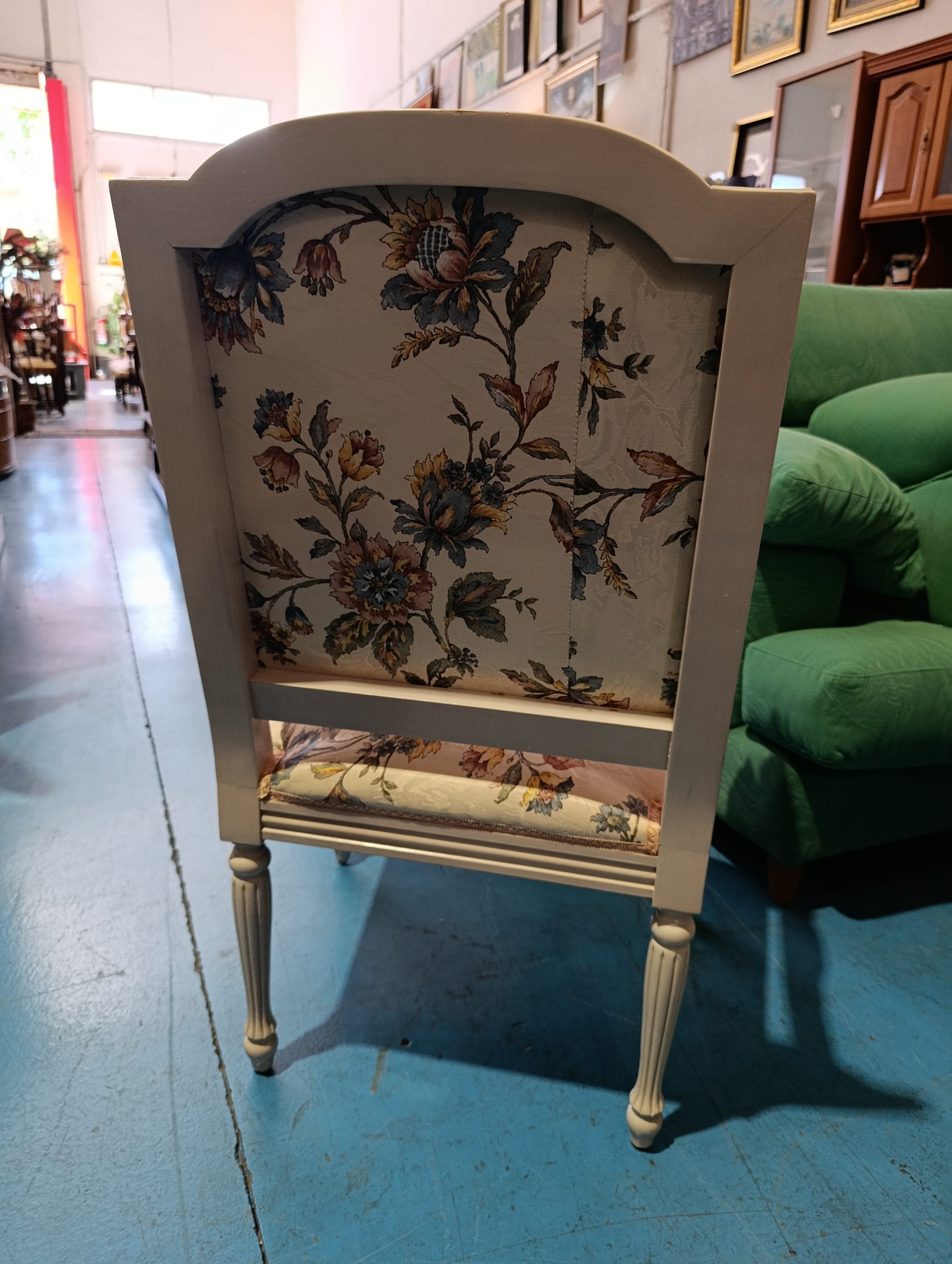 SILLÓN CLÁSICO TAPIZADO DE FLORES - Imagen 4