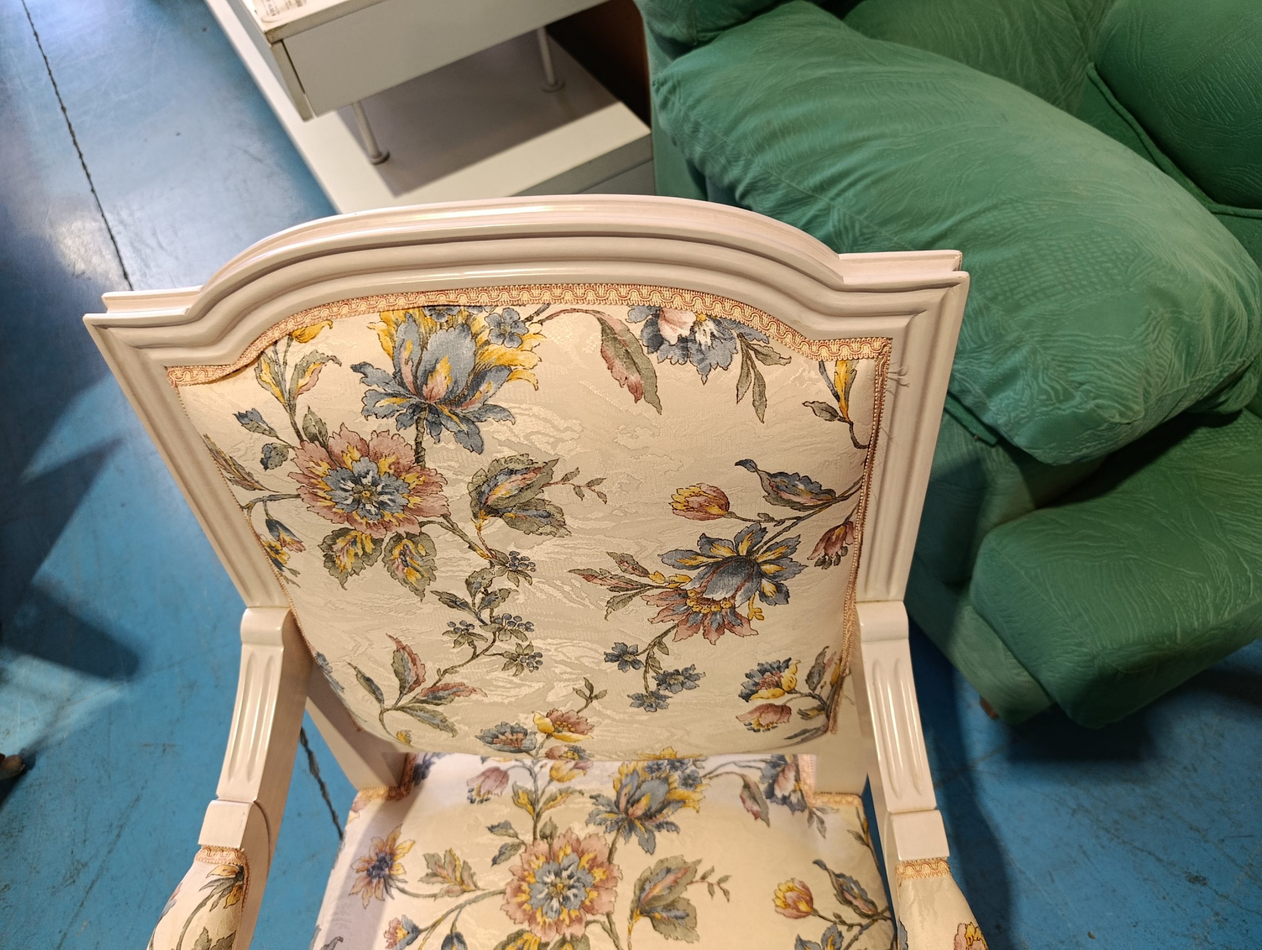 SILLÓN CLÁSICO TAPIZADO DE FLORES - Imagen 6