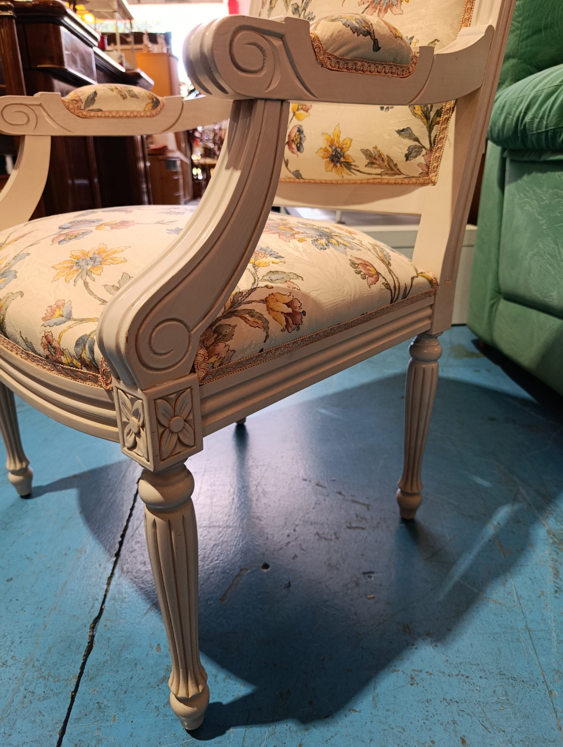 SILLÓN CLÁSICO TAPIZADO DE FLORES - Imagen 7