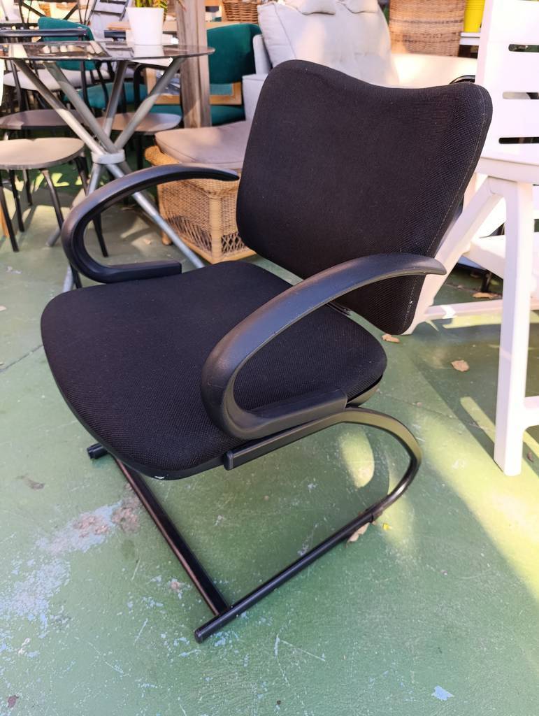 SILLA OFICINA CON APOYABRAZOS NEGRA - Imagen 3