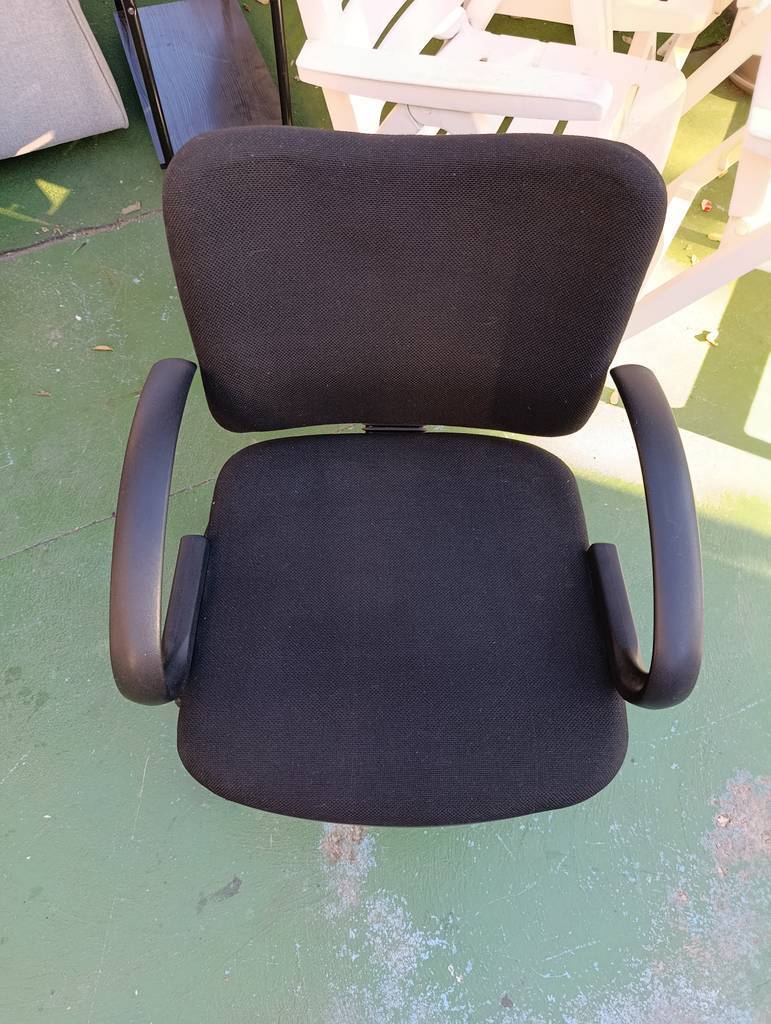 SILLA OFICINA CON APOYABRAZOS NEGRA - Imagen 4