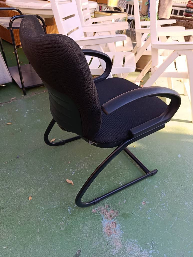 SILLA OFICINA CON APOYABRAZOS NEGRA - Imagen 5